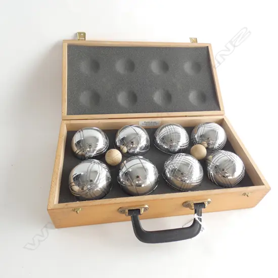 CASED BOULES SET 