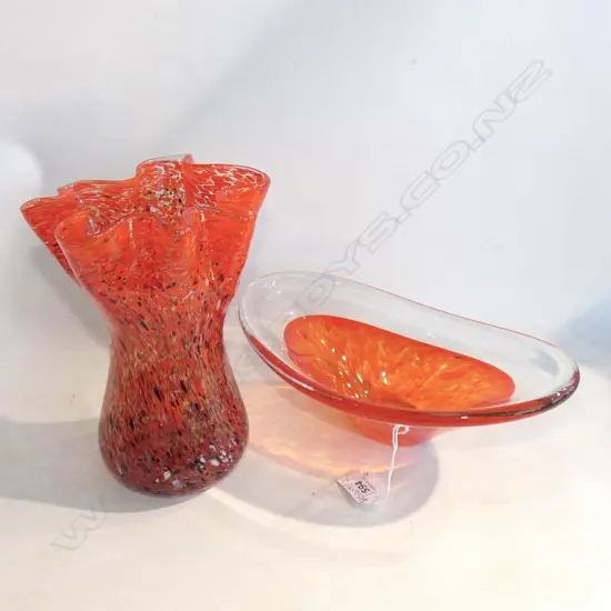 2 PCES ORANGE ART GLASS; HOKITIKA BOWL L.245mm & VASE H.200mm