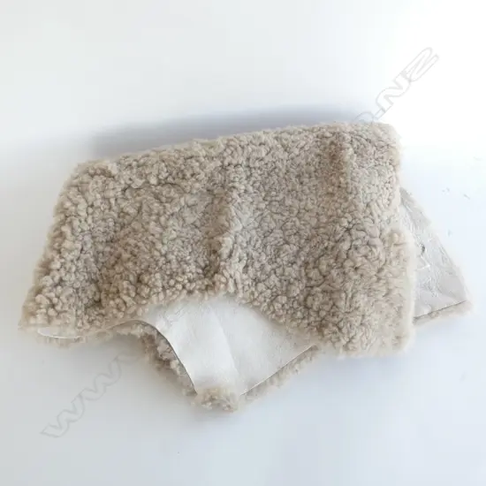 CURLY HAIR LAMBSWOOL RUG APPROX 1060 X 740MM