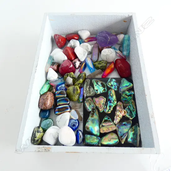 TRAY ASST. CRYSTALS & POLISHED STONES ETC