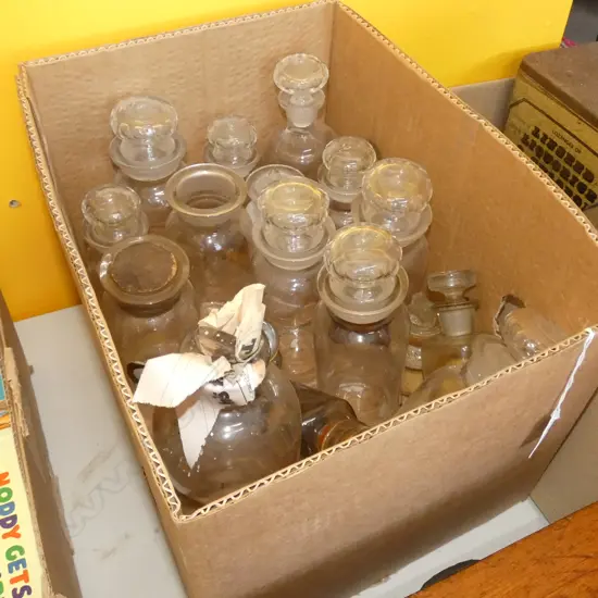 BOX OLD CHEMIST BOTTLES