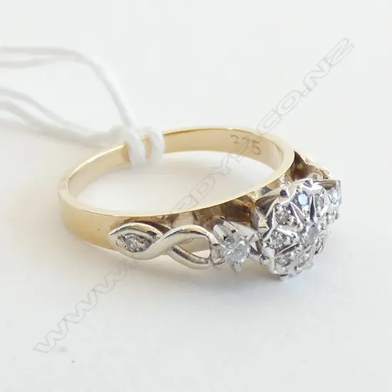 9CT GOLD AND DIAMOND CLUSTER RING