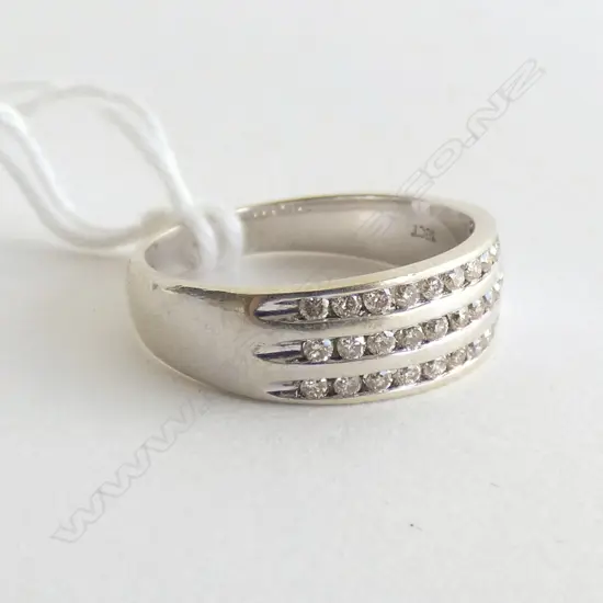 18CT WHITE GOLD AND DIAMOND RING