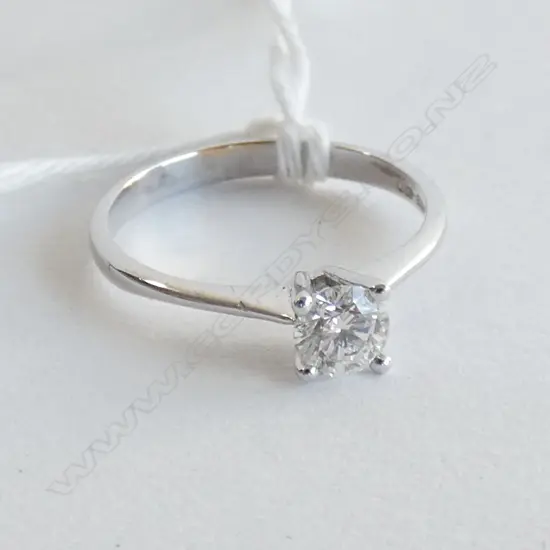 18CT WHITE GOLD AND DIAMOND SOLITAIRE RING (VAL)