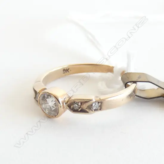 9CT GOLD & OLD DIAMOND RING (TICKET $650)