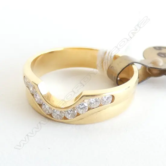 18CT & DIAMOND BAND RING 4.4gm