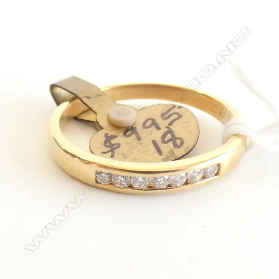 18ct GOLD & 7 DIAMOND BAND RING CANNEL SET 3.1gm