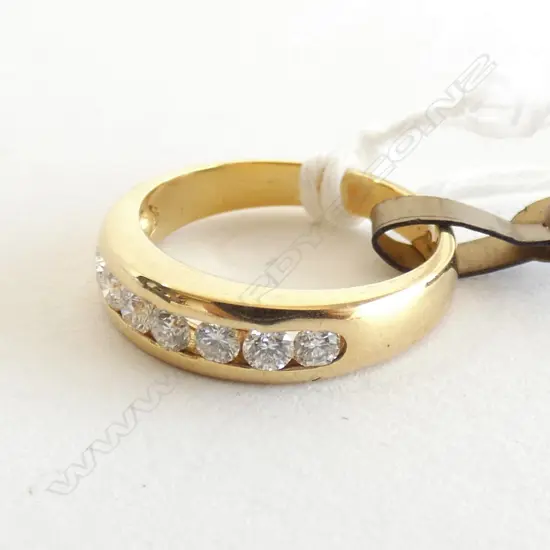 18ct GOLD & 7 DIAMOND BAND RING CANNEL SET 4gm