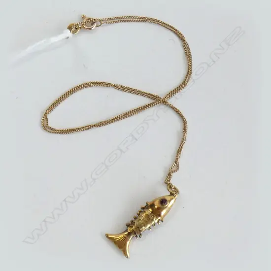 14CT GOLD CHAIN w. 9CT GOLD ARTICULATED FISH PENDANT 2.7 GRAMS