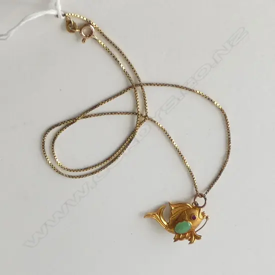 14CT GOLD JADE & PINK STONE FISH PENDANT ON 14CT GOLD CHAIN 5.5 GRAMS 