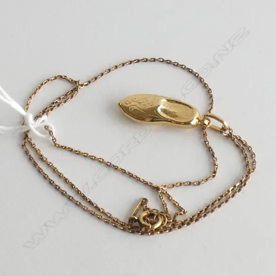 18CT ITALIAN SLIPPER PENDANT ON 18CT GOLD CHAIN 3.8 GRAMS