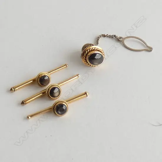 3 14 CT GOLD & SAPPHIRE ? SHIRT STUDS & TIE STUDS 8.5 GRAMS