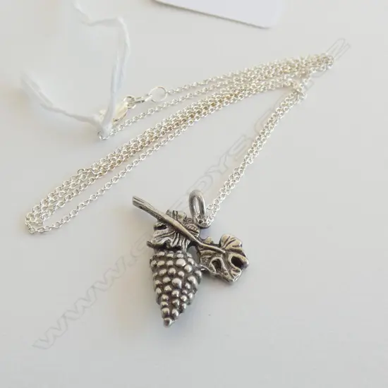 SILVER GRAPEVINE PENDANT ON CHAIN