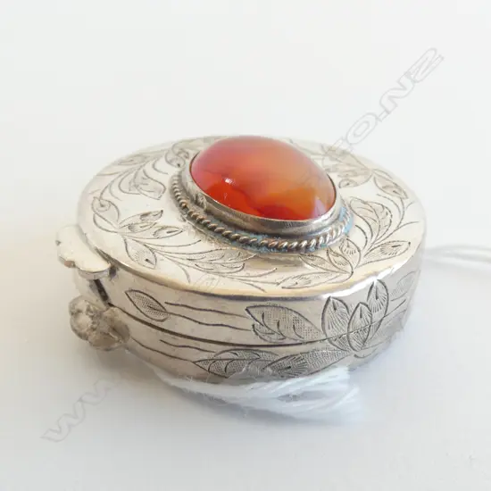STERLING SILVER AND AGATE PILL BOX