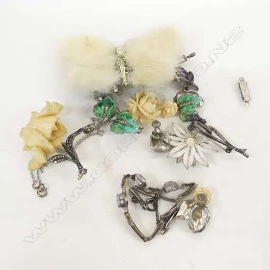GROUP OF VINTAGE BROOCHES & EARRINGS ETC
