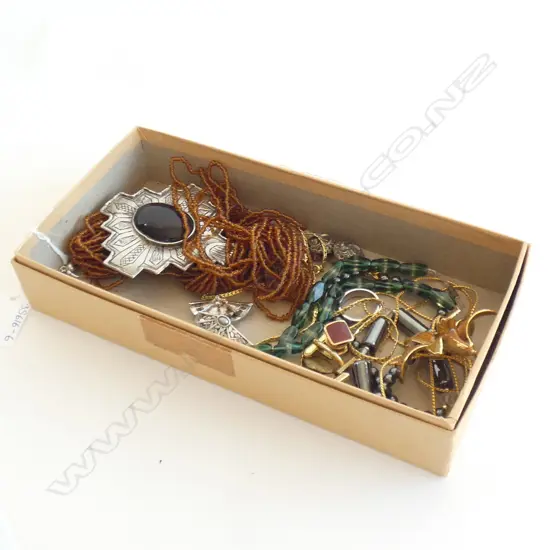 BOX RETRO JEWELLERY; EARRINGS / NECKLACES / BROOCHES ETC.