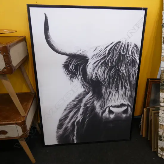 LGE MODERN PRINT HIGHLAND COW BLACK FRAME 1420x1020mm