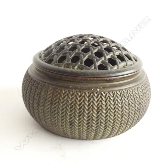 CHINESE BRONZE INCENSE BURNER, BASKET MOULDED, CAST 4 CHARACTER MARK UNDER BASE, dia.95mm