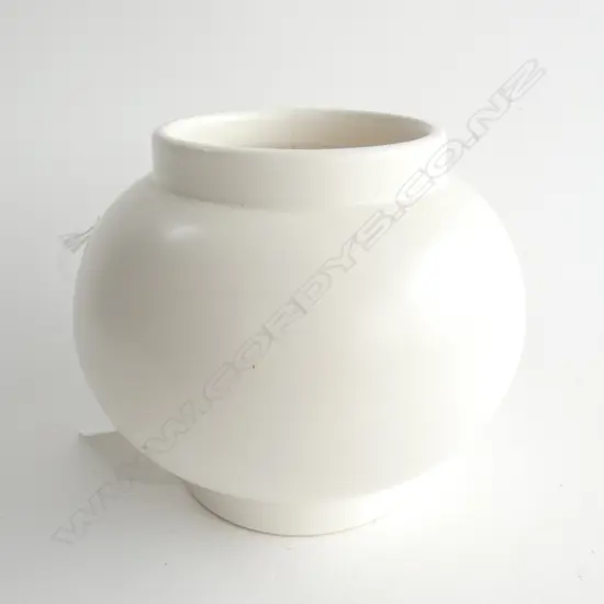 CROWN LYNN HAND POTTED VASE H.110mm...