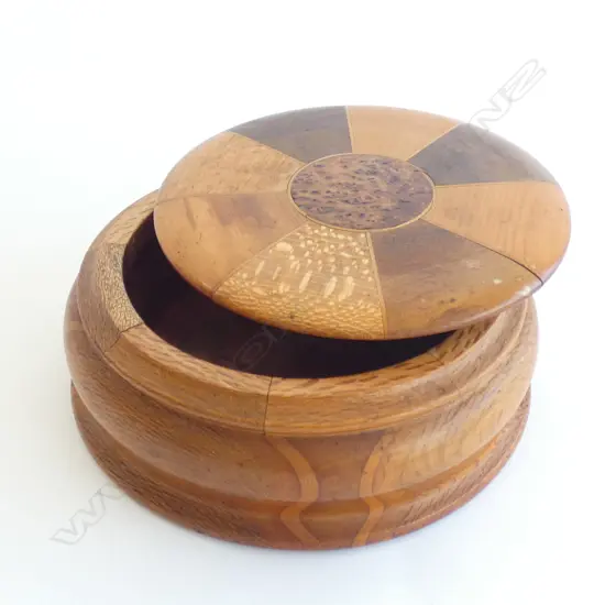 NZ TIMBERS ROUND WOODEN LIDDED BOX DIA 190MM