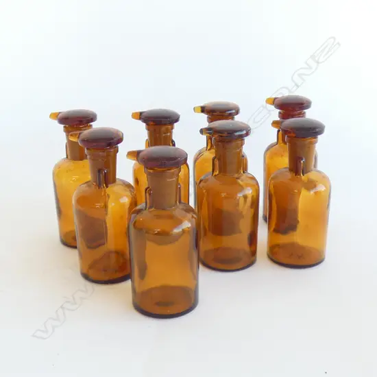 BOX 8 AMBER GLASS CHEMIST BOTTLES WITH STOPPERS H.110MM