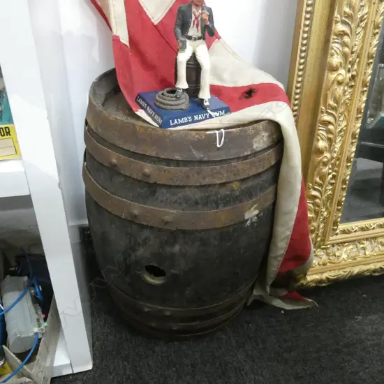WOODEN BARREL H.490mm + BRITISH NAVY MASTHEAD ENSIGN + LAMBS NAVY RUM FIGURE 