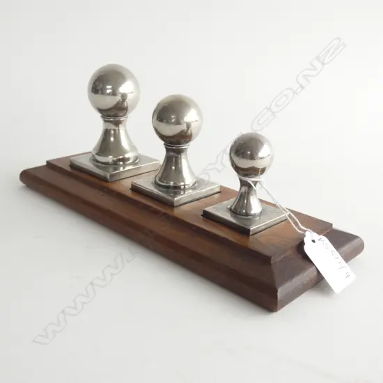 SET OF 3 GRADUATED SILVER METAL PAPERWEIGHTS ON WOODEN TRAY L.255mm 