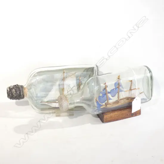 2 OLD SHIPS IN BOTTLES 'K49' L.200mm