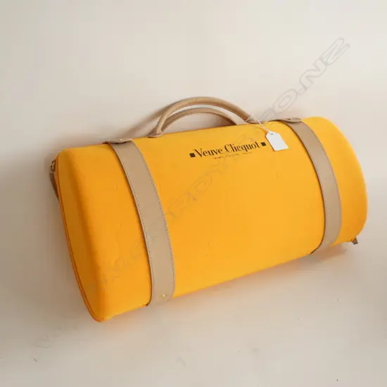 A VEUVE CLICQUOT CHAMPAGNE WINE BAG L 430 MM