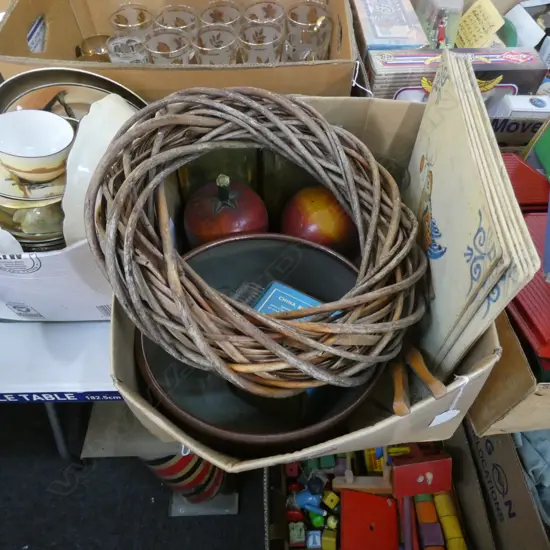 BOX LOT ASST INCL APPLE BOOKENDS 