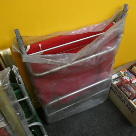 HUNTERLINE RETRO RED SUN LOUNGER AS NEW IN ORIG. PACKING BAG