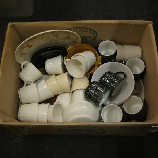 BOX LOT ASST. CROWN LYNN; DOROTHY THORPE, 4 POOLE BOWLS ETC