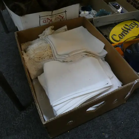 LG BOX LOT ASST VINTAGE LINEN NAPKINS/ TABLE CLOTHS / CROCHET DOILY'S ETC..