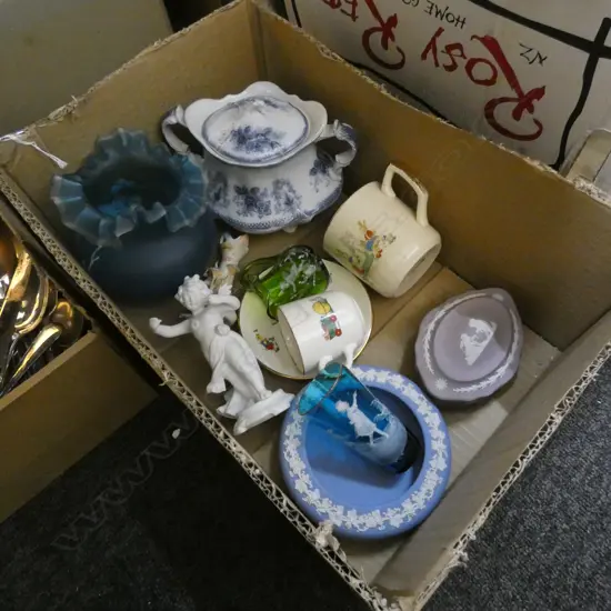 SM BOX CHINA / GLASS & COLLECTABLES INC. CROWN LYNN / WEDGWOOD / MARY GREGORY GLASS ETC.