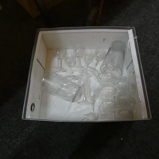 SM BOX LOT VINTAGE GLASSES 