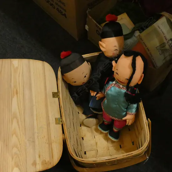 WOODEN BASKET w. 3 CHINESE DOLLS