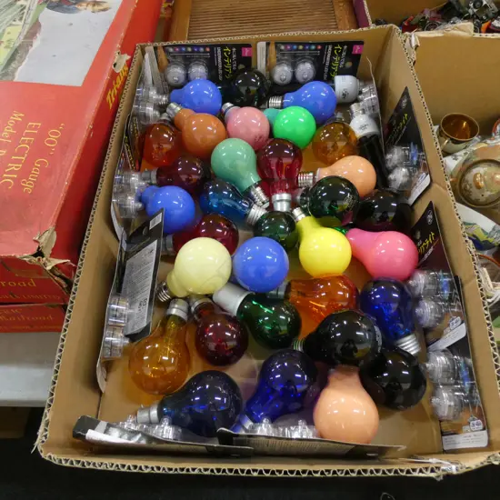 30 COLORED LIGHT BULBS BAYONET AND EDISON INCL. 2 BLACK LIGHTS