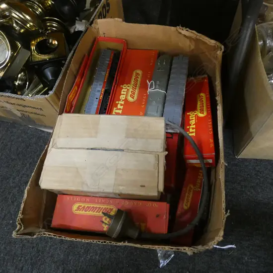 BOX LOT TRI-ANG MODEL RAILWAY ENGINES, CARS, TRACK ETC