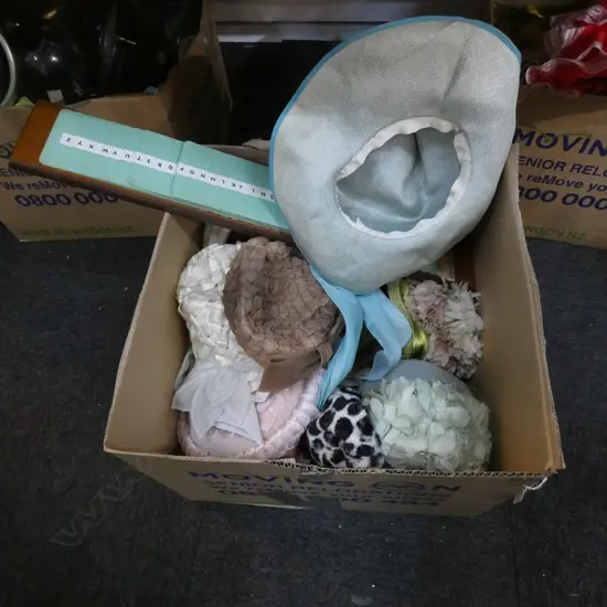 BOX LOT VINTAGE HATS & BAGS