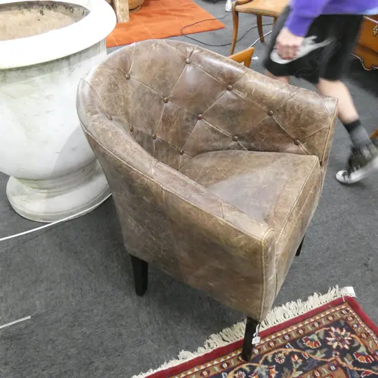 MODERN LEATHER CLUB CHAIR