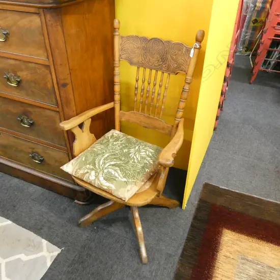 ROTATING SPINDLE BACK CHAIR