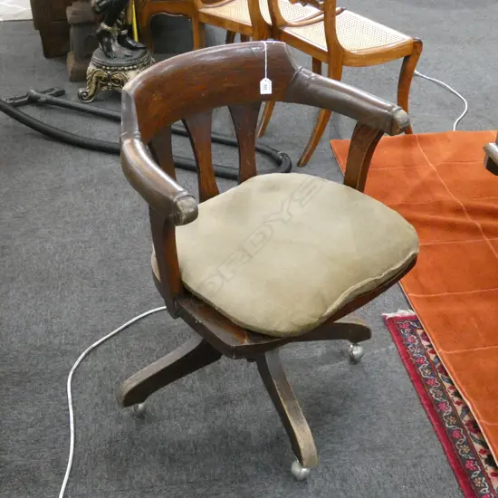 VINTAGE SWIVEL CHAIR