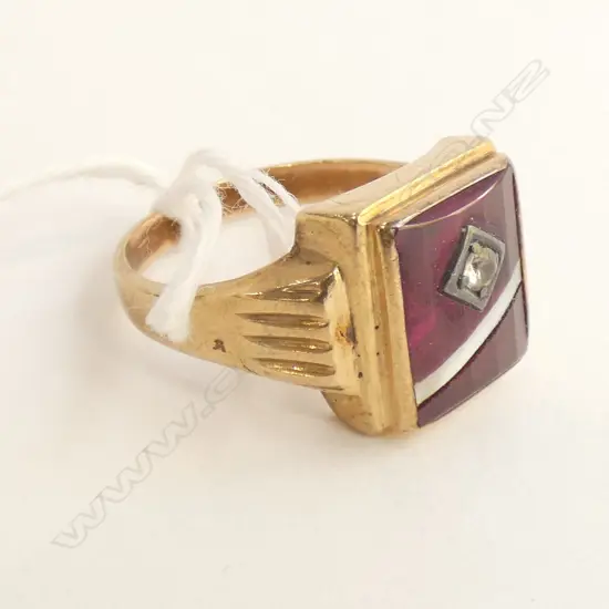 MEN'S 9CT GOLD & RED STONE SIGNET RING