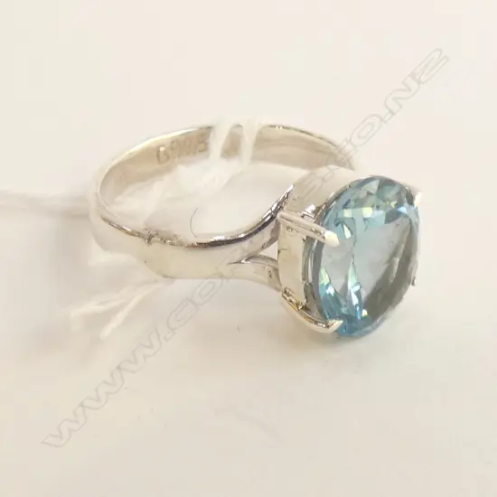 BLUE TOPAZ & 925 SILVER RING 