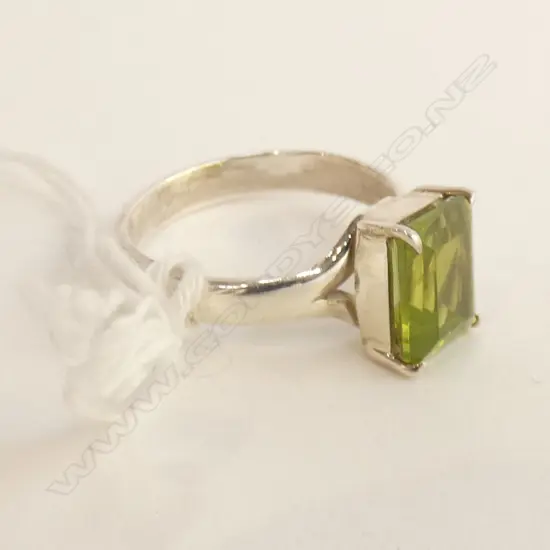 925 SILVER & PERIDOT RING 