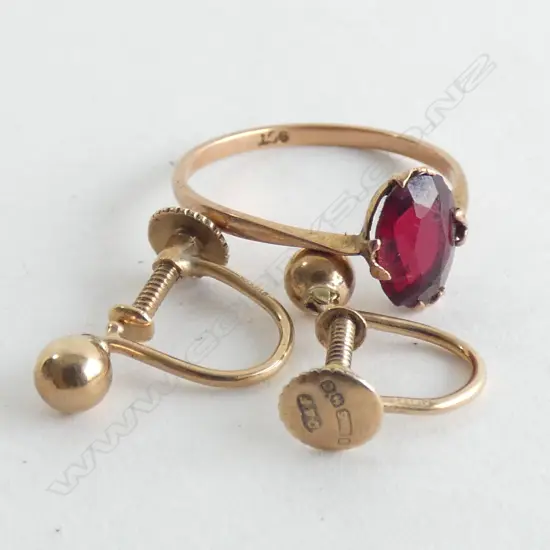 9CT GOLD & RED STONE RING/9CT GOLD STUDS 2.30gm