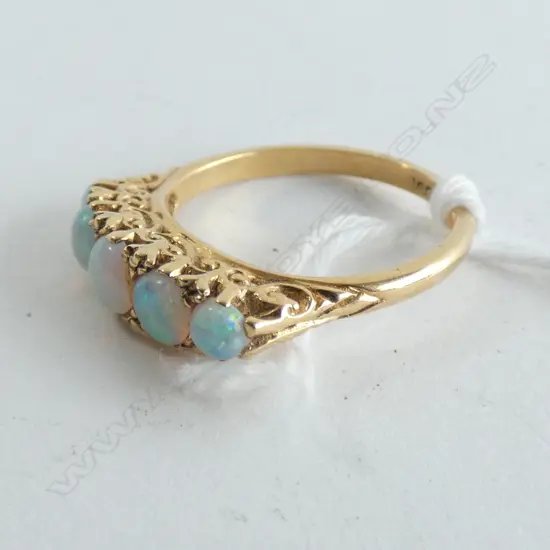 18CT GOLD AND OPAL RING