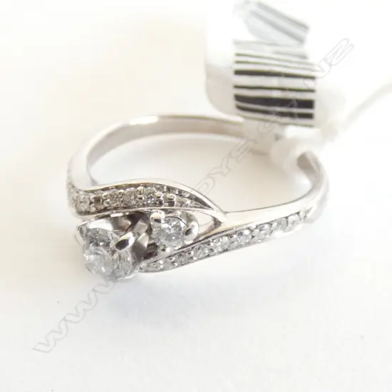 18CT WG RING 1 X 20PT DIAM, 24 X 0.8PT DIAM, 2.9G