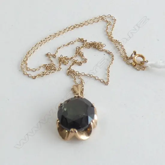 9CT GOLD AND GREEN STONE PENDANT WITH CHAIN