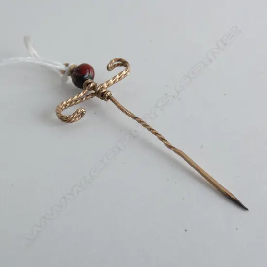 R/G STICK PIN WITH RED/BLACK SEED